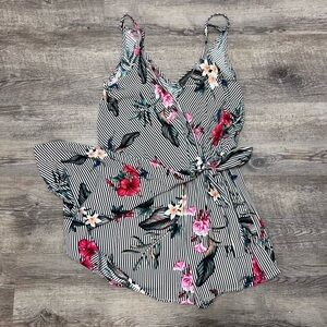 Dress forum Los Angeles size M black and white striped floral romper
